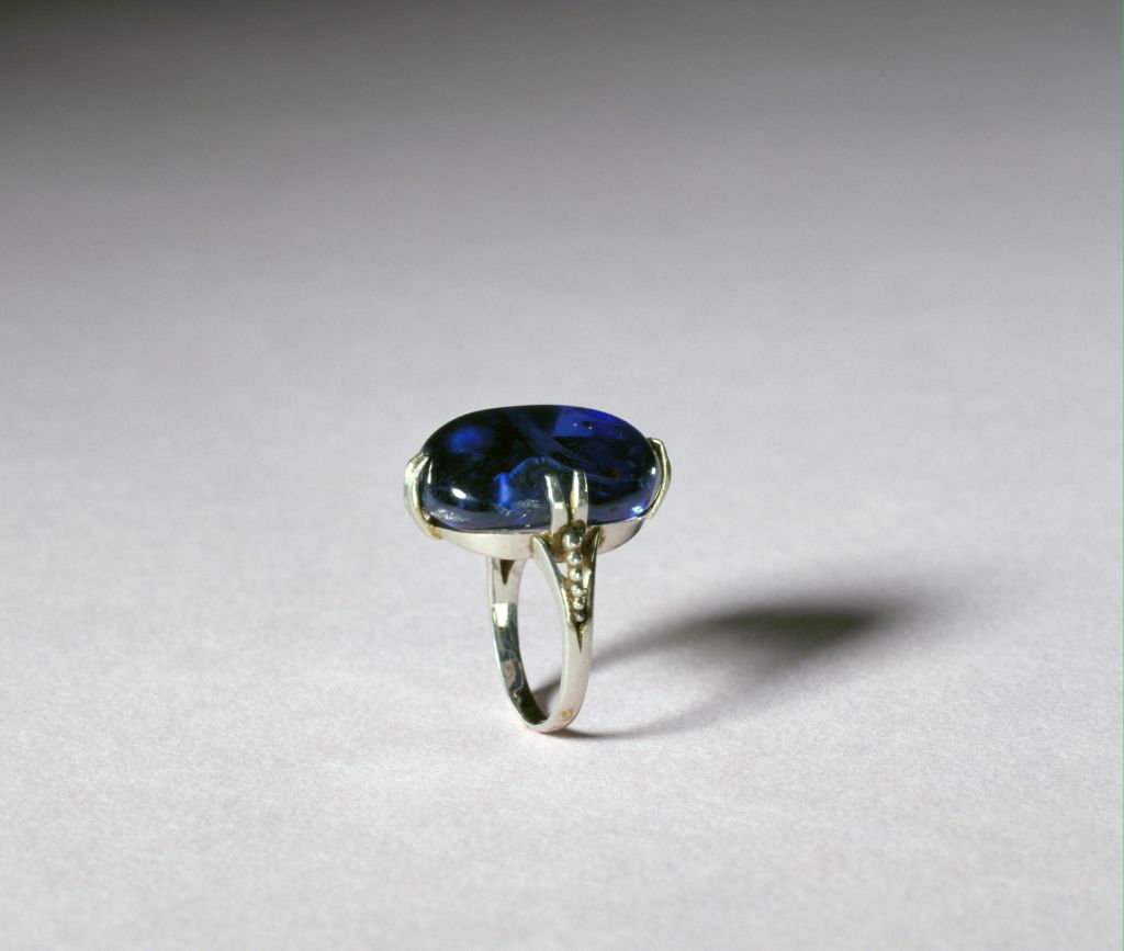 图片[1]-White gold with sapphire ring-China Archive